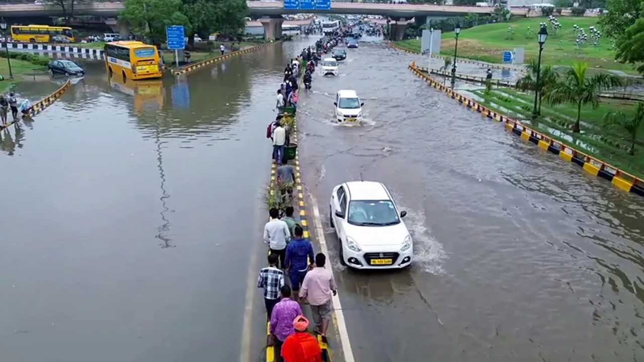 Delhi  Heavy Rains: ఢిల్లీలో 88 ఏళ్లలో ఎప్పుడూ లేనంత వర్షపాతం నమోదు.. ఐఎండీ హెచ్చరిక ఇదే..