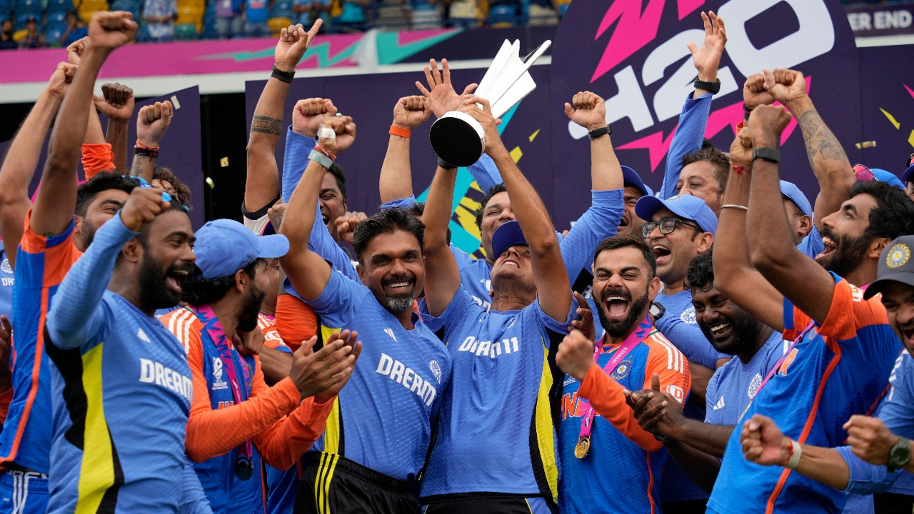 Rahul Dravid: ఆచార్య ద్రవిడ్  ఫ్రెండ్లీ కోచ్ కి.. గొప్ప గిఫ్ట్