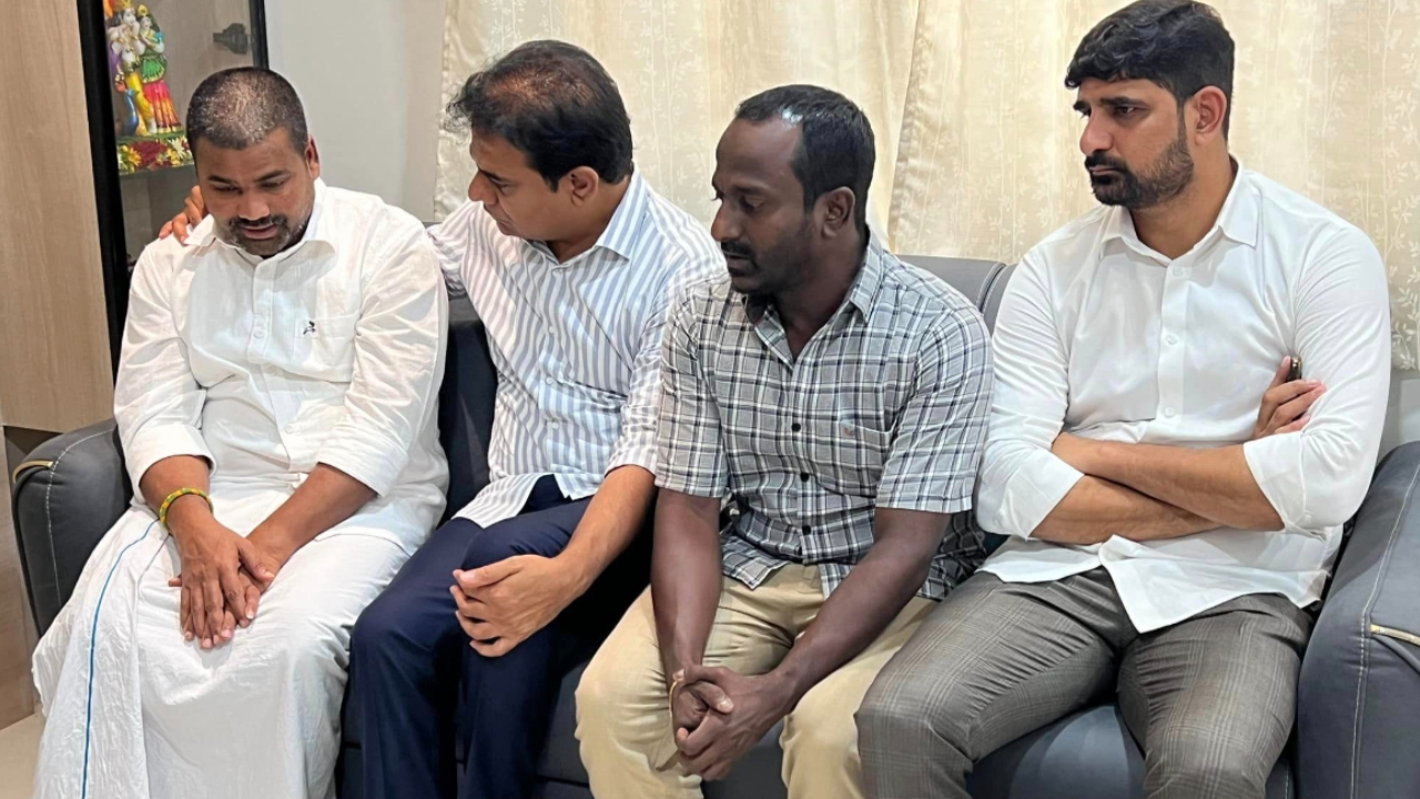KTR Condolence: చొప్పదండి కాంగ్రెస్ ఎమ్మెల్యేను పరామర్శించిన కేటీఆర్!
