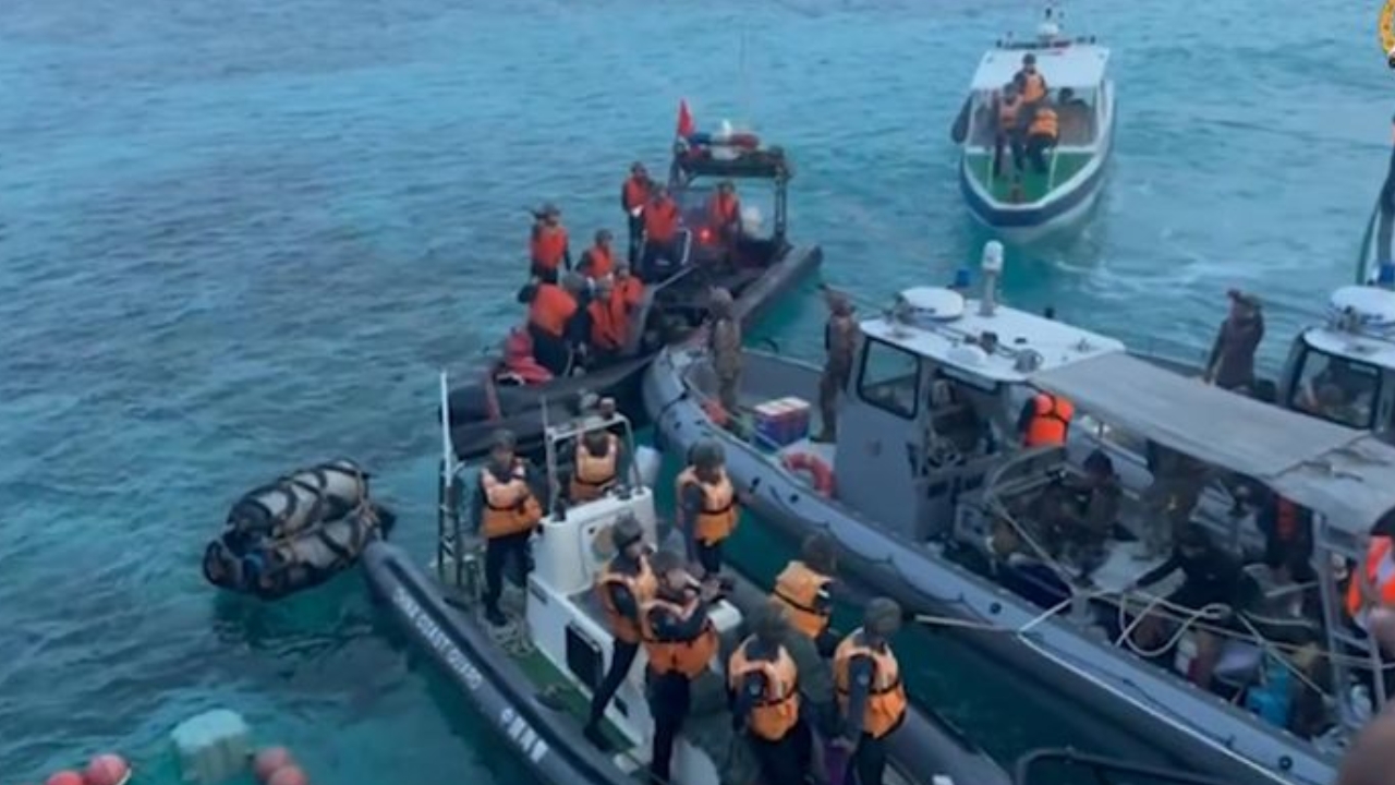 South China Sea: సముద్రంలో ఫిలిప్పీన్స్ నేవీపై కత్తులు, గొడ్డళ్లతో చైనా దాడి