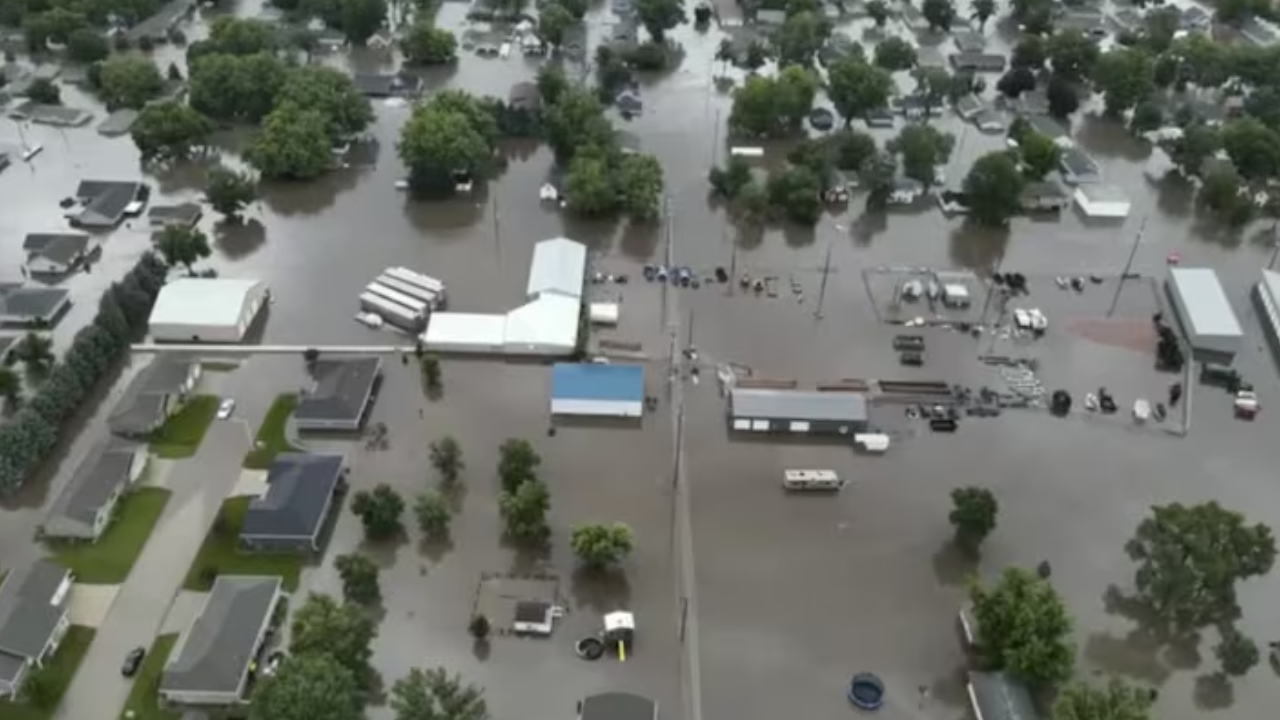 Floods in US: అమెరికాలో వరద బీభత్సం.. డకోటాలో ఎమర్జెన్సీ!
