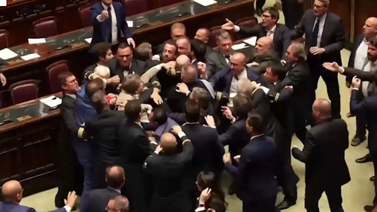 Italy parliament MPs Fighting: ఇటలీలో జీ7 సమావేశాలు, పార్లమెంటులో ఎంపీల ఫైటింగ్