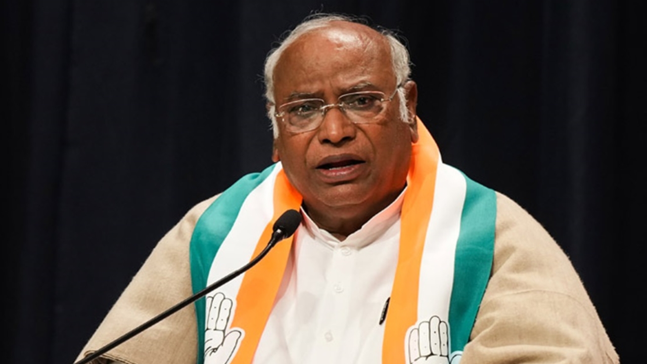 Mallikarjun Kharge: ఎన్డీఏ సర్కార్ ఏ క్షణంలోనైనా కూలిపోవచ్చు: ఖర్గే జోస్యం