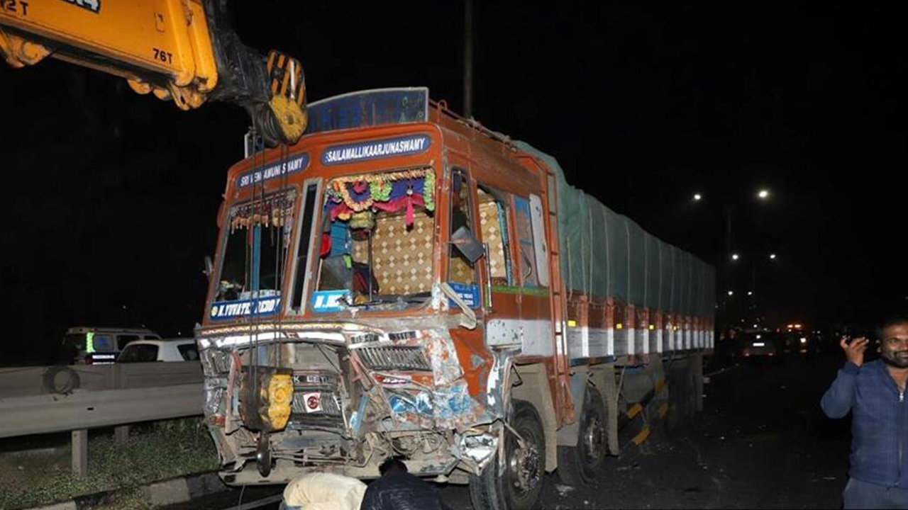 Medak road accident: మెదక్‌లో ఘోరమైర యాక్సిడెంట్‌లో నలుగురు మృతి