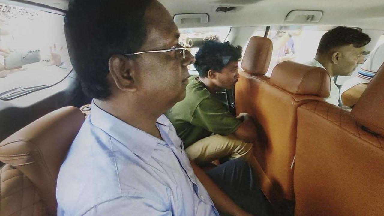 NEET-UG paper leak: నీట్ పేపర్ లీక్.. ఇద్దరు కీలక వ్యక్తులను అరెస్ట్ చేసిన సీబీఐ..