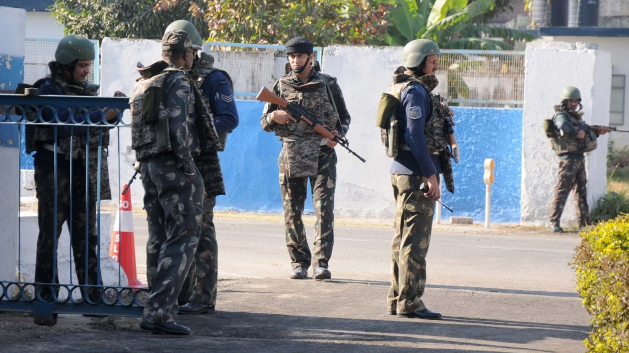 Pathankot High Alert: పఠాన్‌కోట్‌లో ఇద్దరు ఉగ్రవాదులు ఎంట్రీ.. పోలీసులు హై అలర్ట్..!