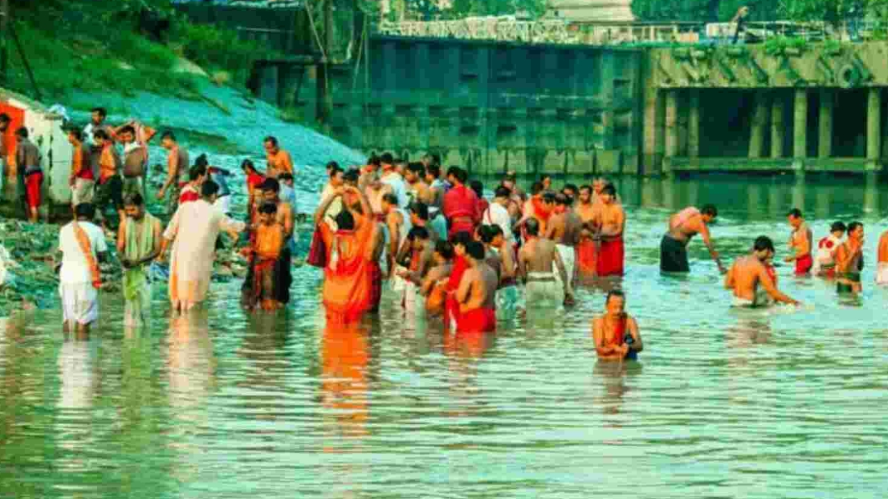 Ganga Dussehra 2024: గంగా దసరా సందర్భంగా గంగా నది వద్ద భక్తుల కిటకిట