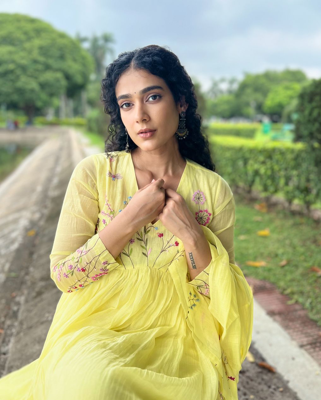 Aakanksha Singh: క్యూట్ చూపులతో కలవరపరుస్తున్న.. ఆకాంక్ష సింగ్