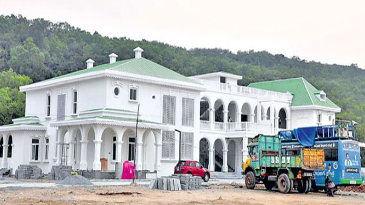 Land cheap in Vizag: విశాఖలో చౌకగా భూములు, ఎకరం వెయ్యి రూపాయలే.. వైసీపీకి నోటీసులు