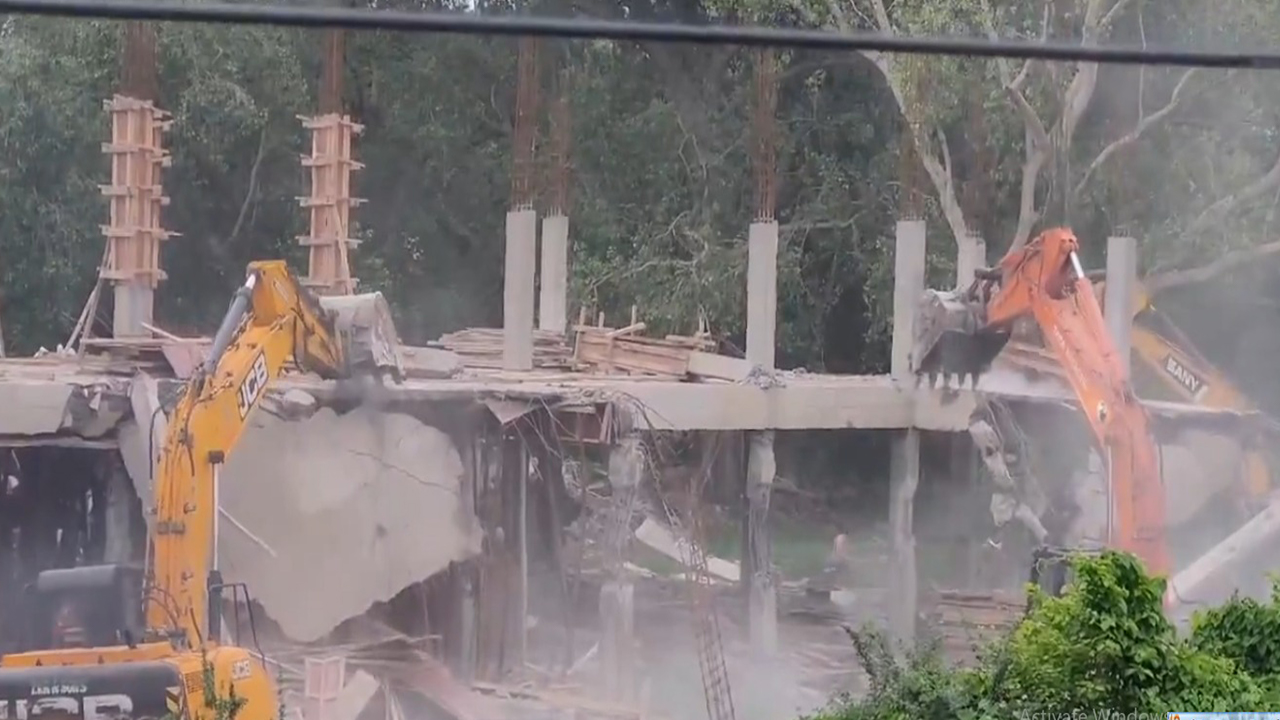 YSRCP office demolish at Tadepalli: తాడేపల్లి వైసీపీ ఆఫీసు కూల్చివేసిన అధికారులు, జగన్ ఆగ్రహం