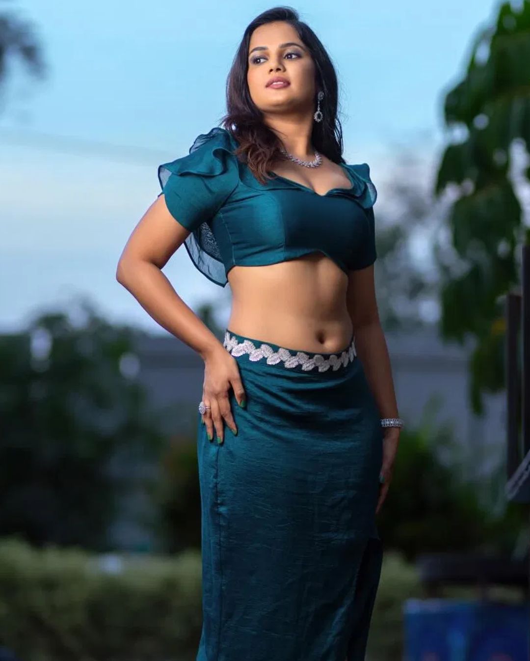 Ariyana Glory: పైట లేకుండా వర్మ బ్యూటీ అందాల విందు.. అందరి చూపు దాని మీదనే