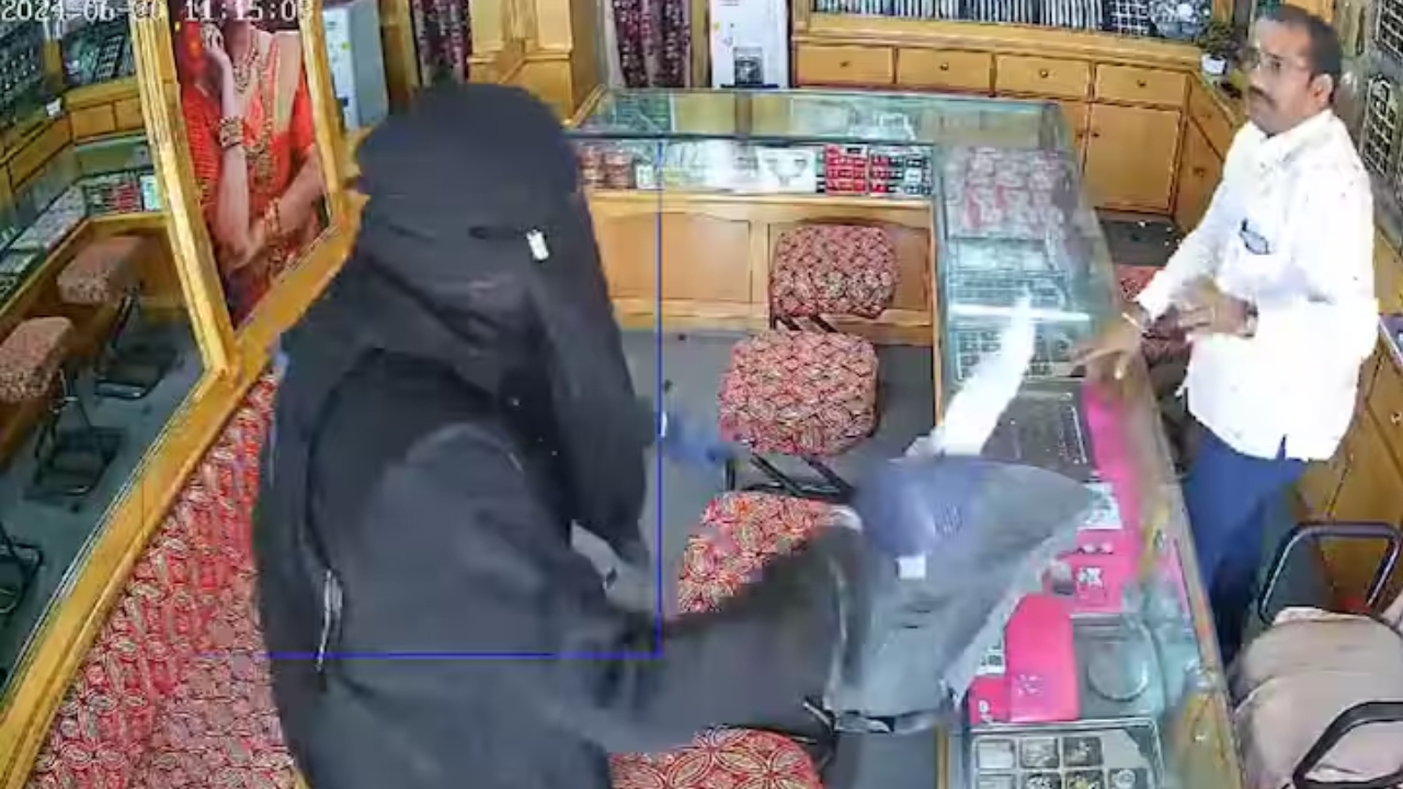 Medchal Robbery Case: పట్టపగలే బుర్ఖాల్లో వచ్చి నగల షాపులో చోరి.. యజమానిపై కత్తులతో దాడి
