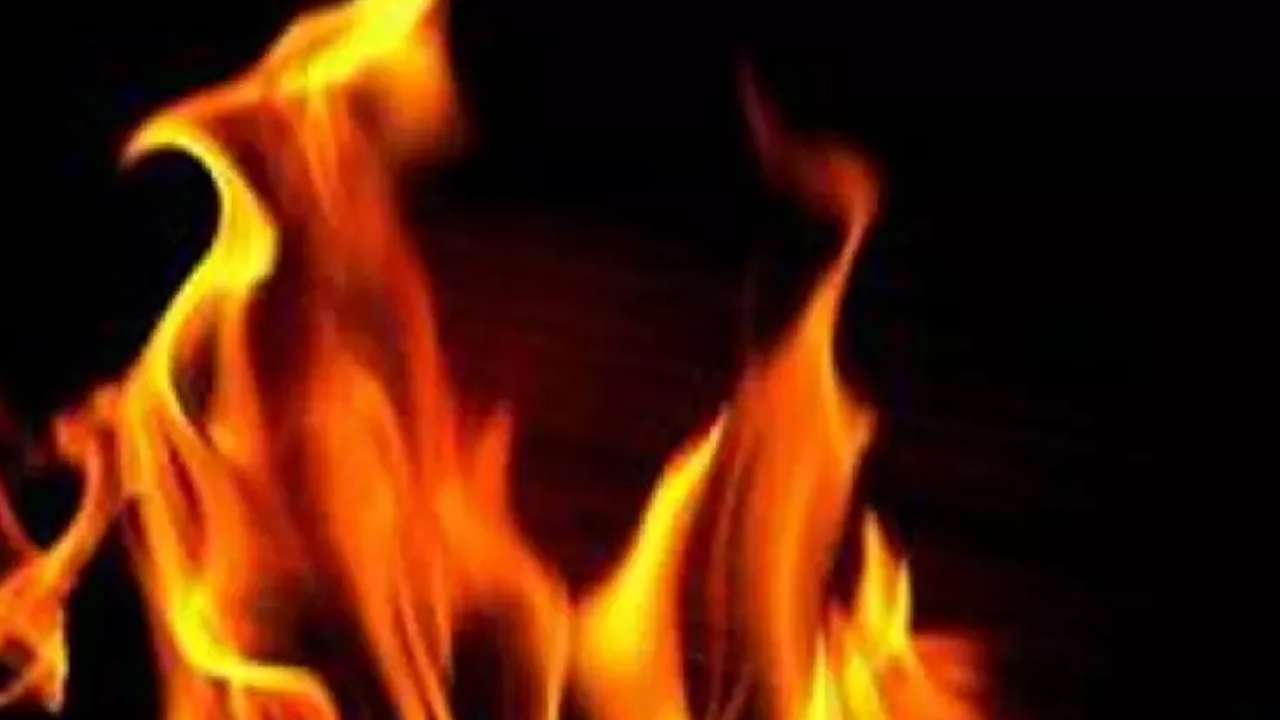 Fire Accident in Delhi: ఢిల్లీలో విషాదం.. మంటల్లో చిక్కుకుని నలుగురి మృతి!