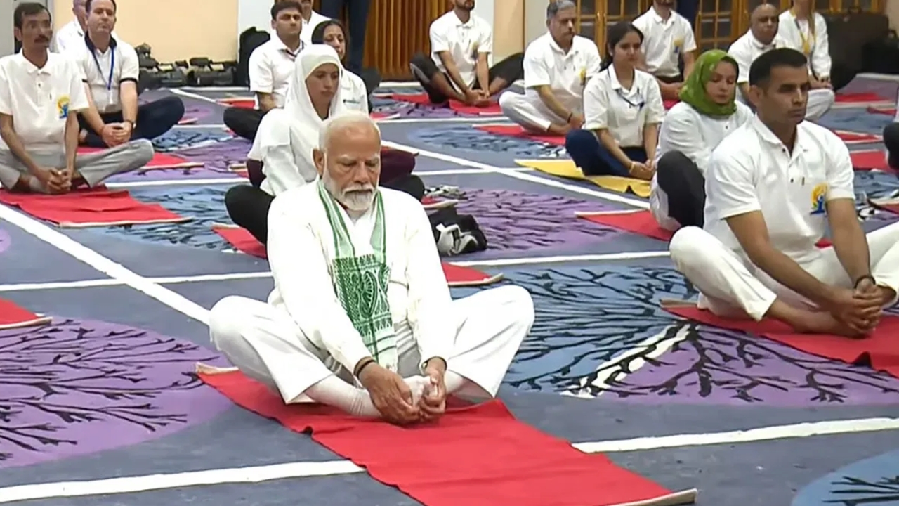 International Yoga Day: ఆసనాలు వేసిన  మోదీ..శ్రీనగర్‌లో అంతర్జాతీయ యోగా వేడుకలు