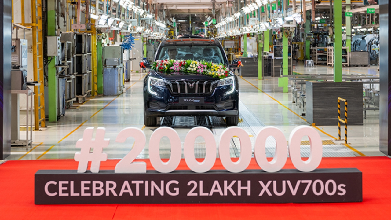 Mahindra XUV700 New Color: రంగు పడింది.. సరికొత్త కలర్స్‌లో మహీంద్రా XUV700.. ఈసారి ఏ రంగో..!