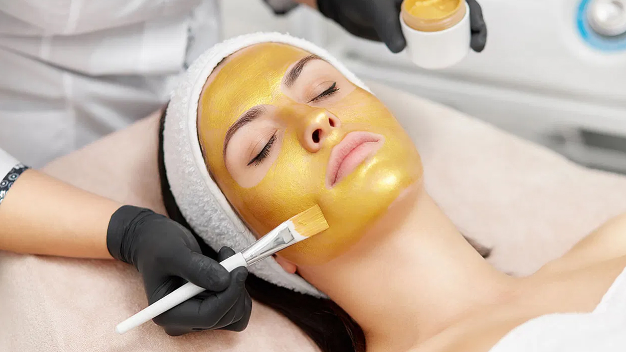 Glowing Skin Tips: ఇంట్లోనే గోల్డ్ ఫేషియల్.. బ్యూటీ పార్లర్ తో పని లేకుండా ముఖం మిలమిలా మెరిసిపోతుంది..!