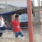 Viral Video: వరద నీటిలో వెళ్తే బట్టలు తడుస్తాయని ప్రిన్సిపల్ ఏం చేశాడో తెలుసా..