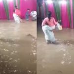 Viral Video: భారీ వర్షాల కారణంగా ముంచెత్తిన వరదలు.. అయినా పెళ్లికి హాజరైన అతిథులు..