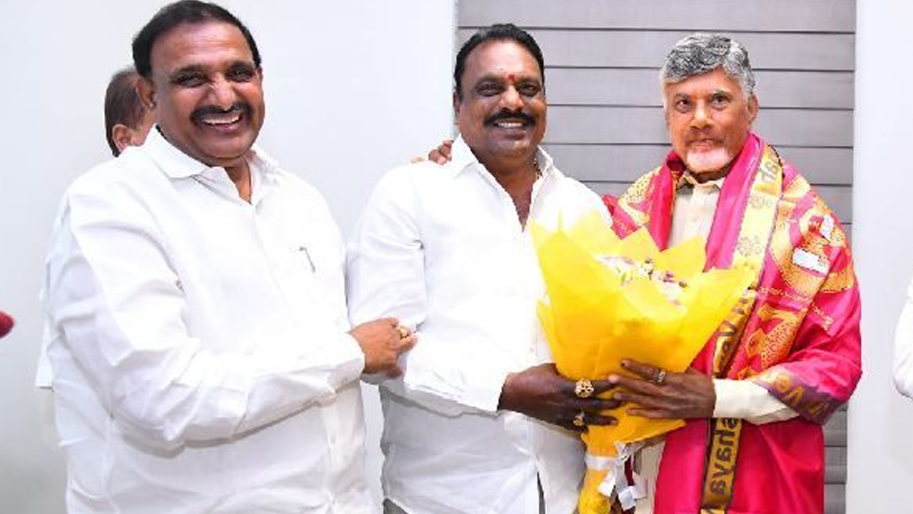 BRS MLA's Met CBN : చంద్రబాబుని కలిసిన బీఆర్ఎస్ ఎమ్మెల్యేలు.. కేసీఆర్ కు షాక్ తప్పదా ?