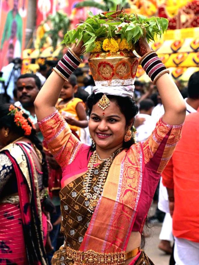 Golconda Bonalu begins in Hyderabad of Telangana