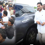 A.P.:జగన్ ను అడ్డుకున్న ఏపీ పోలీసులు..అక్కడికి వెళ్లొద్దని వార్నింగ్
