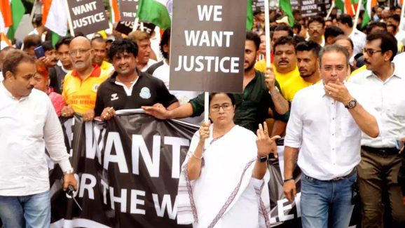 Kolkata Trainee Doctor Case: సీఎం మమతా అలా చేస్తారని అనుకోలేదు.. కోల్‌కతా బాధితురాలి తండ్రి