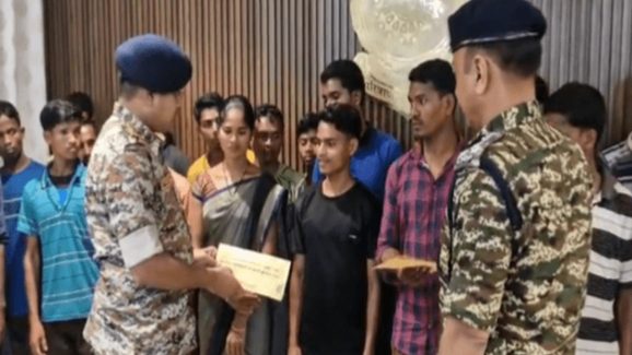 25 Maoists Surrender: మావోలకు దెబ్బ మీద దెబ్బ.. 25 మంది లొంగుబాటు, బలహీనపడుతున్న మావోలు