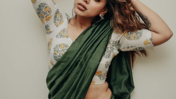 Actress Deviyani Sharma: వామ్మో.. వయ్యారాలతో సెగలు పుట్టిస్తున్న సైతాన్ బ్యూటీ..