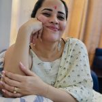 Anasuya Bharadwaj : తెల్లచీరలో.. నిదురిక రాదంటున్న అనసూయ