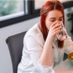 Drinking Water: భోజనం చేస్తూ మధ్యలో నీళ్లు తాగితే ఏం అవుతుందో తెలుసా..?