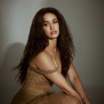 Disha Patani Bewitching Beauty: బంగారు బొమ్మ అవతారంలో దిశా పటానీ..  హాట్ పిక్స్ తో సోషల్ మీడియాలో ఫైర్