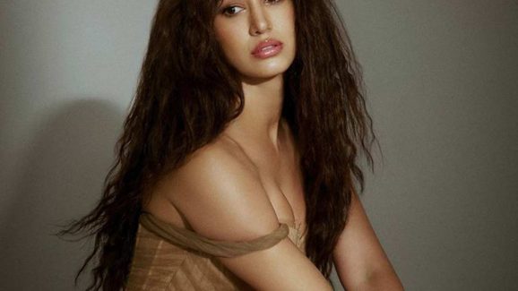 Disha Patani Bewitching Beauty: బంగారు బొమ్మ అవతారంలో దిశా పటానీ..  హాట్ పిక్స్ తో సోషల్ మీడియాలో ఫైర్