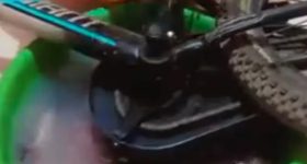 Viral Video: ఇలాంటి ఐడియాలు ఎలా వస్తాయండి బాబూ.. సైకిల్‌తో బట్టలు వాష్ చేసిన మహిళ