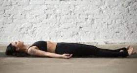 Shavasana Benefits: ఖాళీగా ఉన్న సమయంలో ఒక్కసారి ఈ శవాసనం ట్రై చేయండి.. లాభాలు తెలిస్తే పక్కా చేసేస్తారు