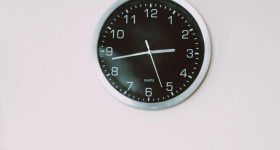 Vastu Tips of Watch: పొరపాటున కూడా గోడ గడియారాన్ని ఈ దిక్కున అస్సలు వేలాడదీయకూడదు..