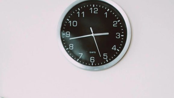Vastu Tips of Watch: పొరపాటున కూడా గోడ గడియారాన్ని ఈ దిక్కున అస్సలు వేలాడదీయకూడదు..