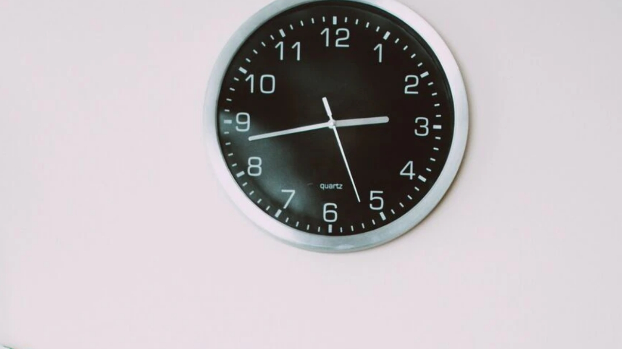 Vastu Tips of Watch: పొరపాటున కూడా గోడ గడియారాన్ని ఈ దిక్కున అస్సలు వేలాడదీయకూడదు..