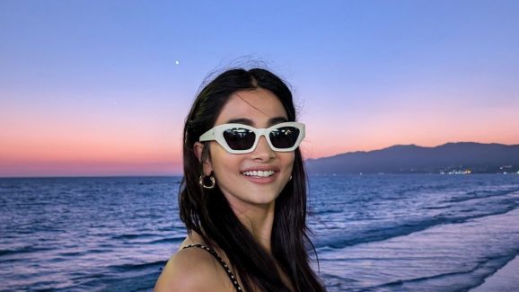 Actress Pooja Hegde: బీచ్‌లో ఫోజులు కొడుతున్న పూజా హెగ్డే.. ఆమె అందాలు చూసి మురిసిపోతున్న నెటిజన్స్