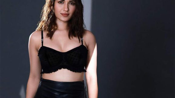 Ruhani Sharma Hot Photos: సెగలు పుట్టిస్తున్న రుహానీ శర్మ అందాలు!