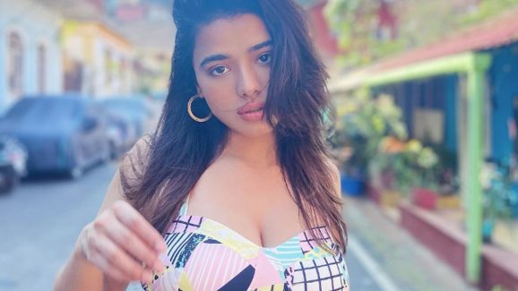 Actress Ketika Sharma: మళ్లీ అందాలు ఆరబోసిన ప్రముఖ నటి.. కళ్లు ఆర్పకుండా చూస్తూ తెగ ఎంజాయ్ చేస్తున్న నెటిజన్స్