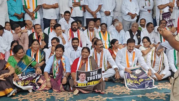 Congress leaders dharna: ఈడీ ఆఫీసు.. కాంగ్రెస్ నేతల ధర్నా, అదానీ వ్యవహారం తేల్చాలంటూ..