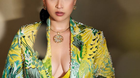 Mannara Chopra: గ్లామర్ డోస్ పెంచిన మన్నారా చోప్రా.. మామూలుగా లేదుగా.