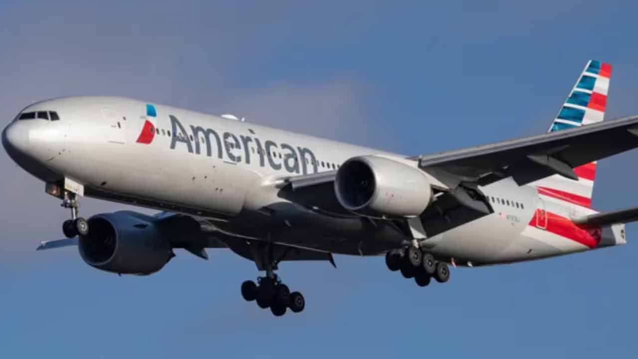 Flight Passenger Chaos: 'ఎయిర్ హోస్టెస్ నాతో శృంగారం చేయాలి లేకపోతే దూకేస్తా'.. విమానంలో ప్రయాణికుడి హల్ చల్!