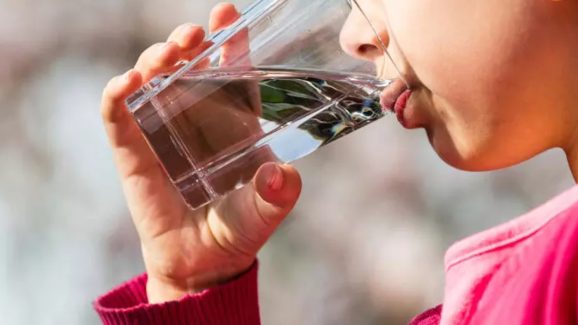 Drinking Too Much Water: పరగడుపున నీళ్లు ఎక్కువగా తాగుతున్నారా..? ఏం అవుతుందో తెలుసా