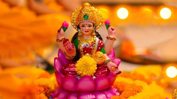 Friday Remedies: శుక్రవారం నాడు ఇలా చేస్తే లక్ష్మీ దేవి అనుగ్రహంతో ఇంటి నిండా డబ్బులే..