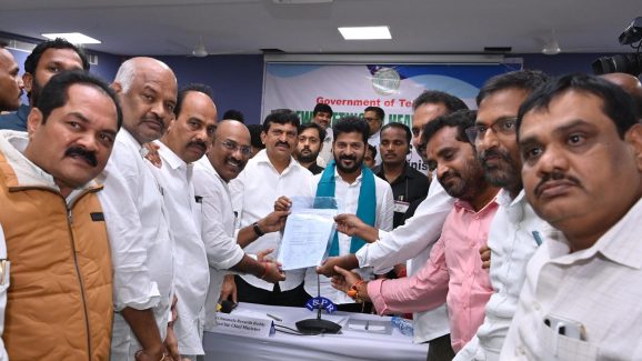 Donation: ఉద్యోగుల పెద్ద మనసు.. రూ 130 కోట్ల విరాళం అందించిన టీజేఏసీ