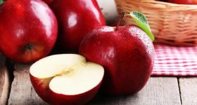 Health Tips: ఈ సమస్యలు ఉన్నవారు యాపిల్ పండు అస్సలు తినకూడదు.. ఎందుకంటే ?