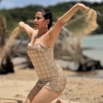 Inaya Sulthana: ఇసుకలో ఇనయా ఆటలు.. మరీ అంతలా అందాలు ఆరబెట్టాలా?