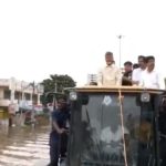 CM Chandrababu: ముంపు ప్రాంతాల్లో జేసీబీపై పర్యటించిన చంద్రబాబు.. నేనున్నానంటూ బాధితులకు భరోసా