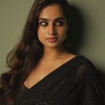 Ayeshaa Khan: ఆయేషా‌ లుక్స్ .. చూపులతో గుచ్చి గుచ్చి